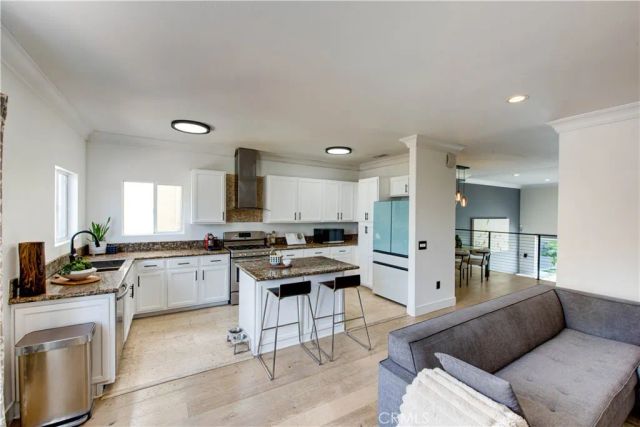 7330 De Soto, Canoga Park, CA 91303