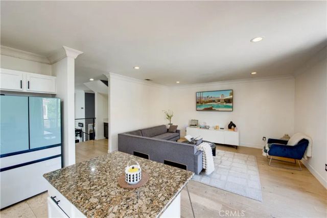 7330 De Soto, Canoga Park, CA 91303