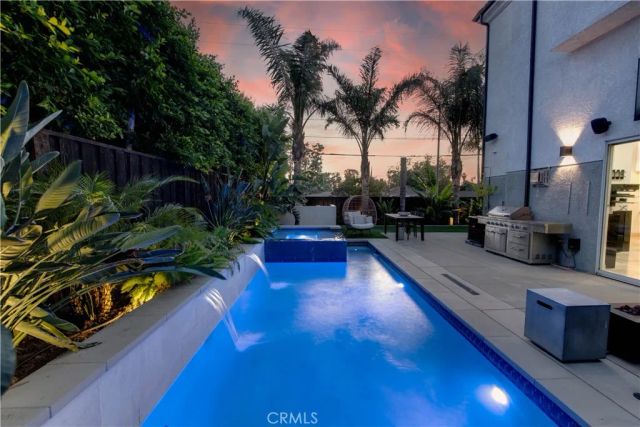 7330 De Soto, Canoga Park, CA 91303