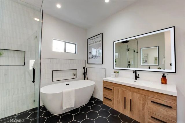 7330 De Soto, Canoga Park, CA 91303