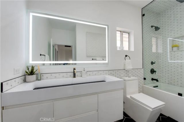 7330 De Soto, Canoga Park, CA 91303