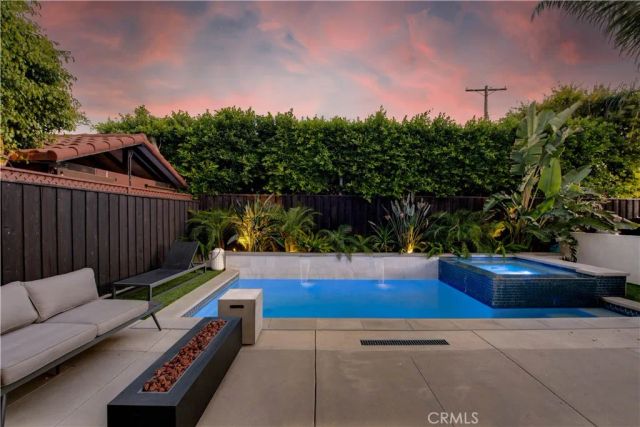 7330 De Soto, Canoga Park, CA 91303