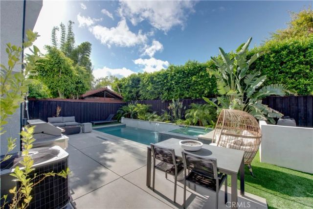 7330 De Soto, Canoga Park, CA 91303
