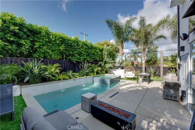 7330 De Soto, Canoga Park, CA 91303