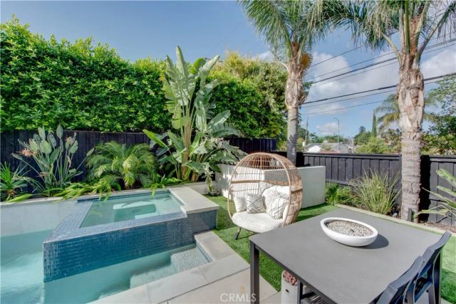 7330 De Soto, Canoga Park, CA 91303
