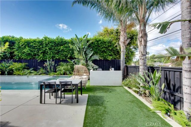 7330 De Soto, Canoga Park, CA 91303