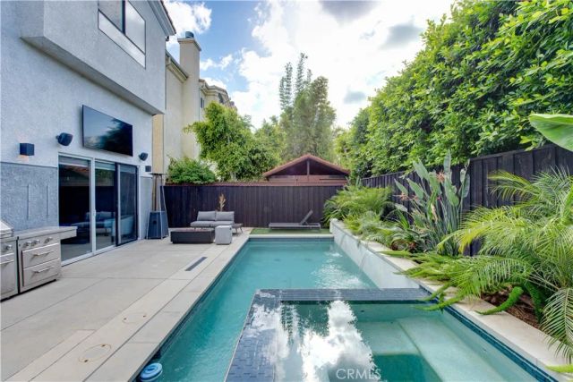 7330 De Soto, Canoga Park, CA 91303