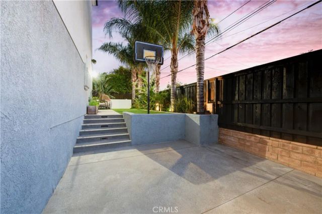 7330 De Soto, Canoga Park, CA 91303