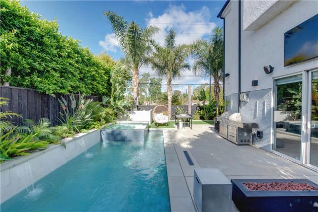 7330 De Soto, Canoga Park, CA 91303