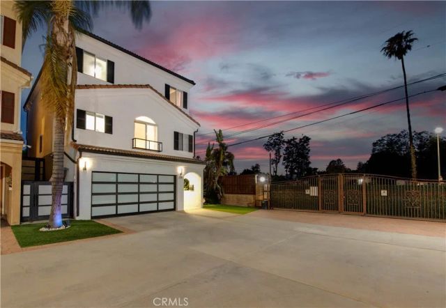 7330 De Soto, Canoga Park, CA 91303