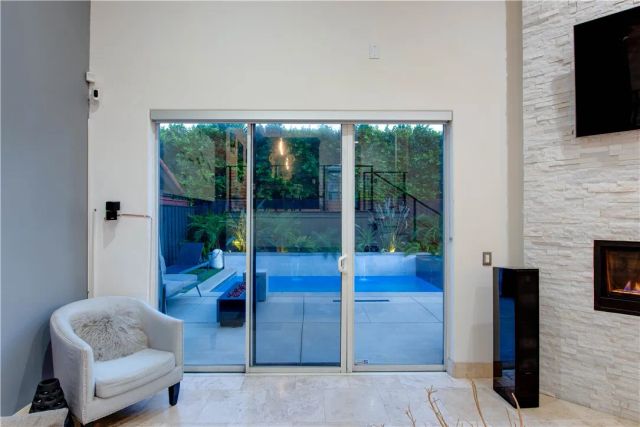 7330 De Soto, Canoga Park, CA 91303