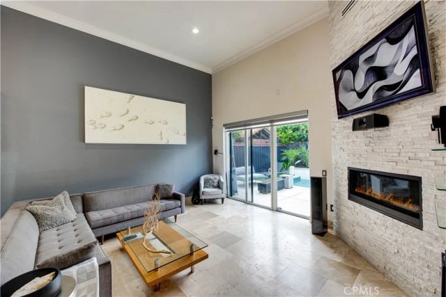 7330 De Soto, Canoga Park, CA 91303
