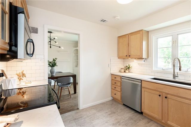 306 E Dartmouth Road, Kansas City, MO 64113