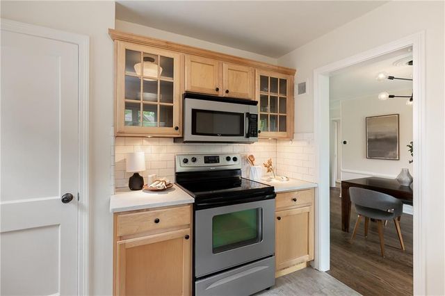 306 E Dartmouth Road, Kansas City, MO 64113