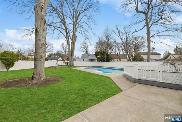65 Clinton Park Drive, Bergenfield, NJ 07621