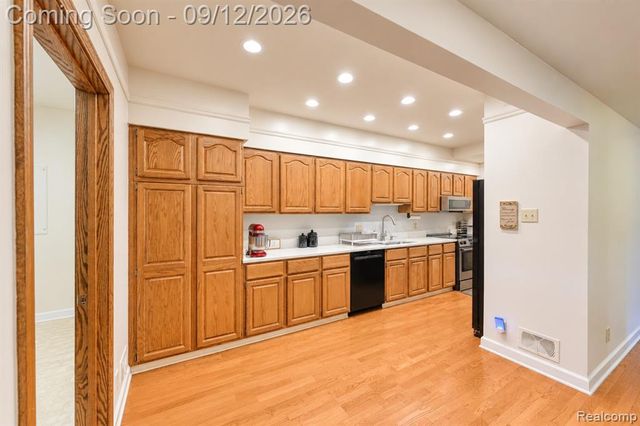 43050 12 Oaks Crescent Drive 4055, Novi, MI 48377