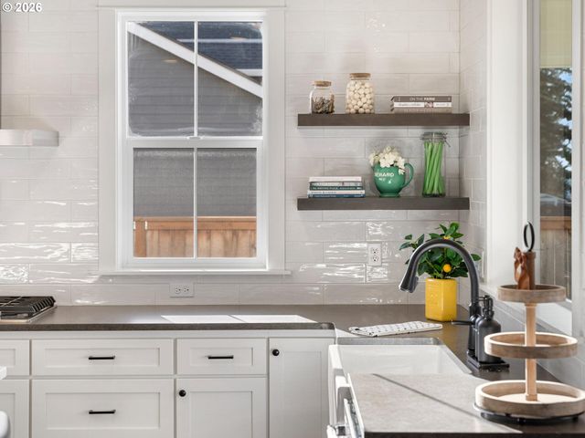 15268 HOLCOMB Blvd, Oregon City, OR 97045