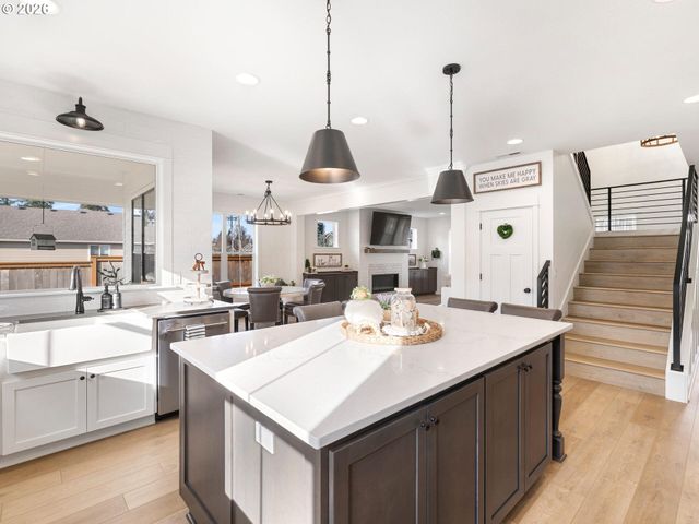 15268 HOLCOMB Blvd, Oregon City, OR 97045