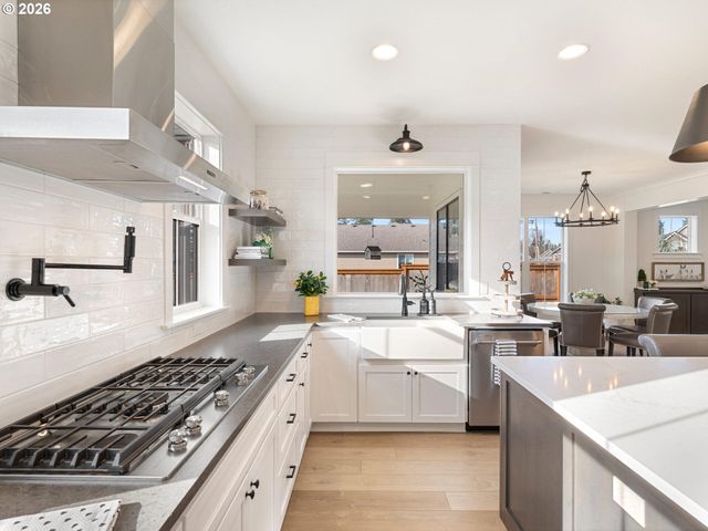 15268 HOLCOMB Blvd, Oregon City, OR 97045