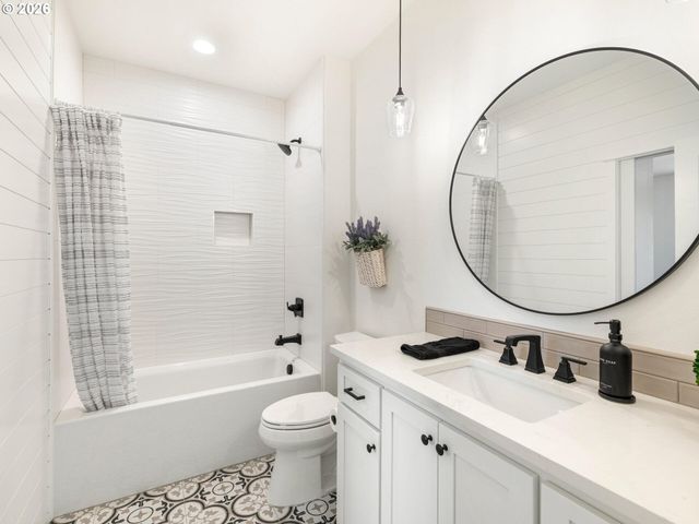 15268 HOLCOMB Blvd, Oregon City, OR 97045