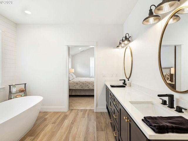 15268 HOLCOMB Blvd, Oregon City, OR 97045