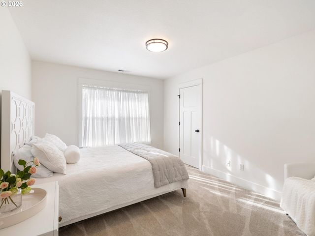 15268 HOLCOMB Blvd, Oregon City, OR 97045