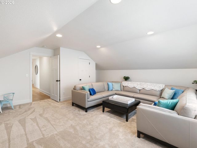 15268 HOLCOMB Blvd, Oregon City, OR 97045