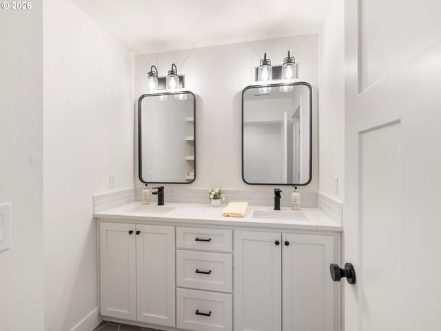 15268 HOLCOMB Blvd, Oregon City, OR 97045