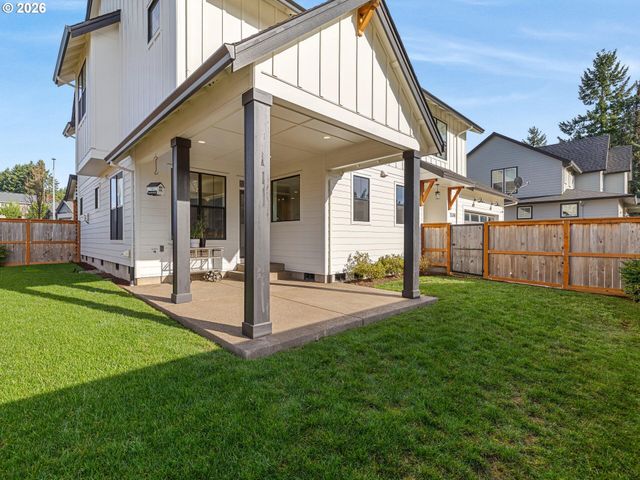 15268 HOLCOMB Blvd, Oregon City, OR 97045