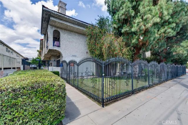 13243 Vanowen 2, North Hollywood, CA 91605