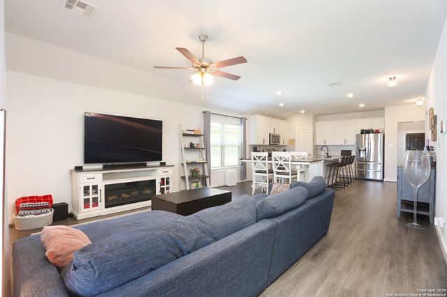 4243 W Vasquez Cir, Converse, TX 78109