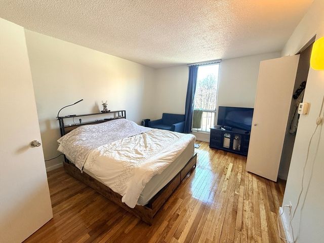 33 Pond Ave 320, Brookline, MA 02445