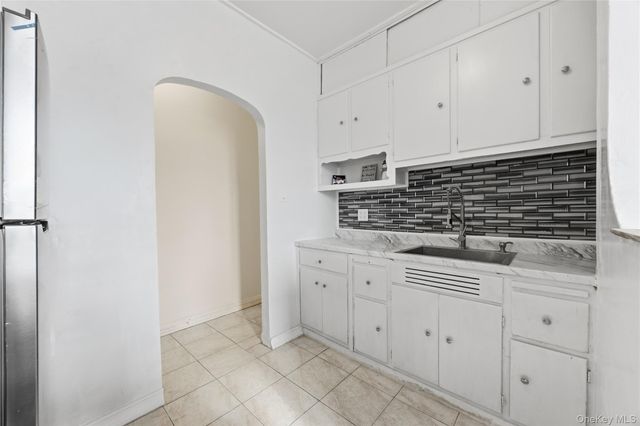 2922 Barnes Avenue 5L, Bronx, NY 10467