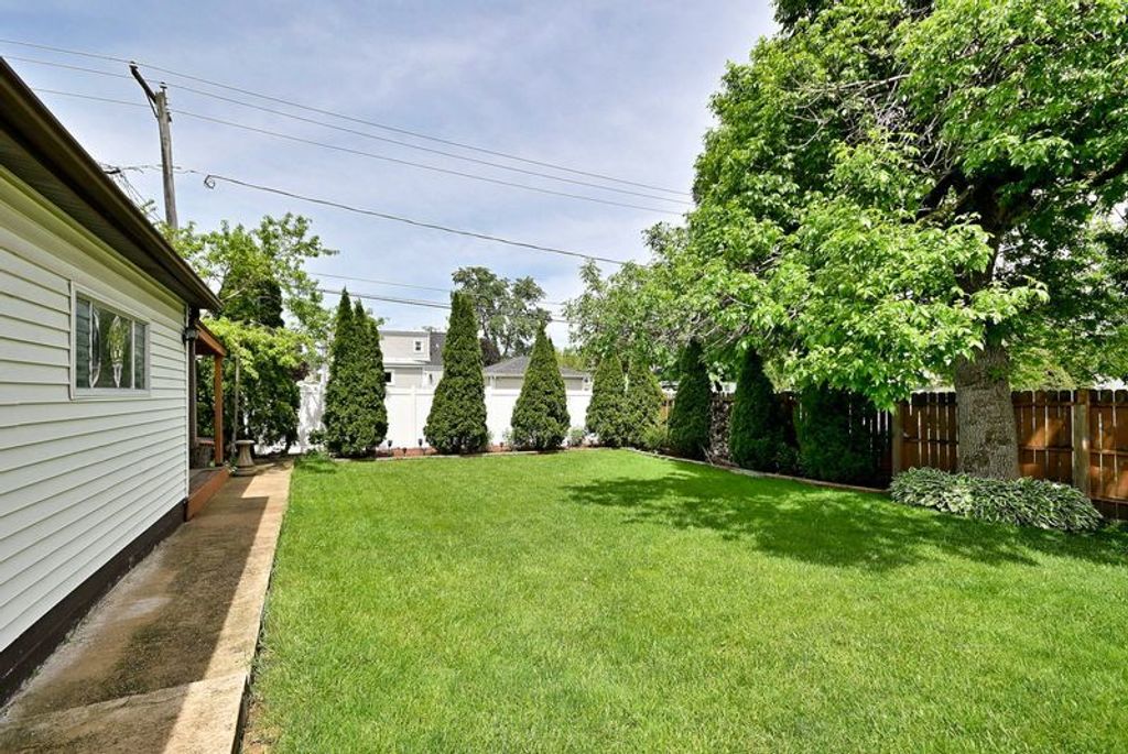 Image 24 of property listing at 236 E Armitage Avenue, Northlake, IL 60164
