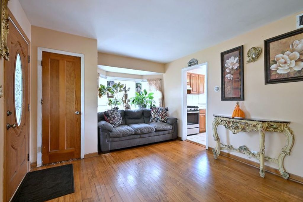 Image 4 of property listing at 236 E Armitage Avenue, Northlake, IL 60164