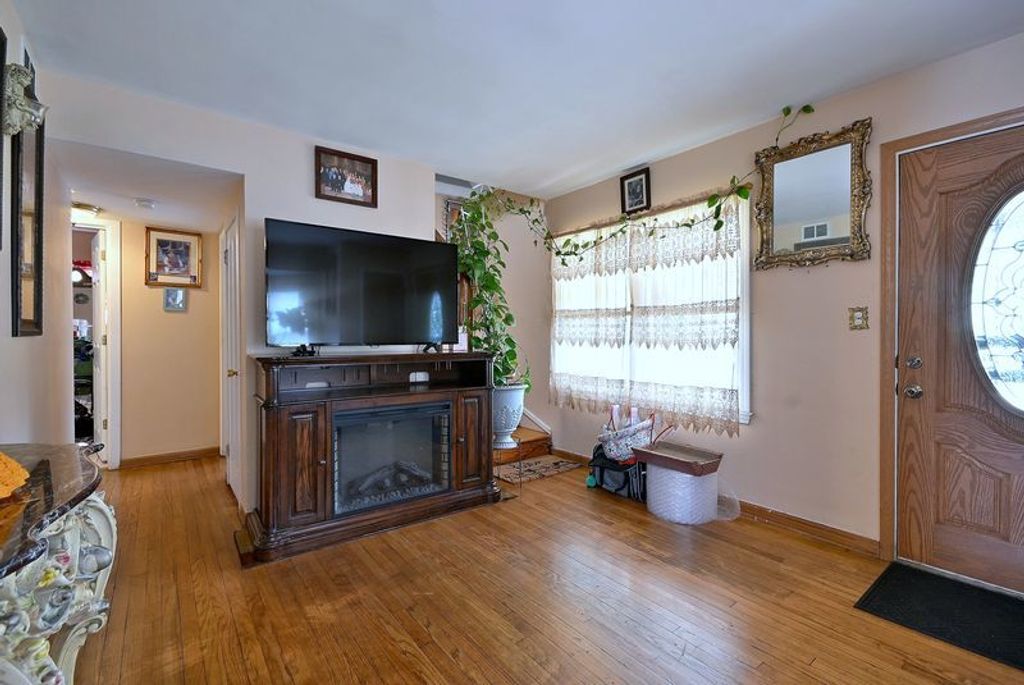 Image 5 of property listing at 236 E Armitage Avenue, Northlake, IL 60164