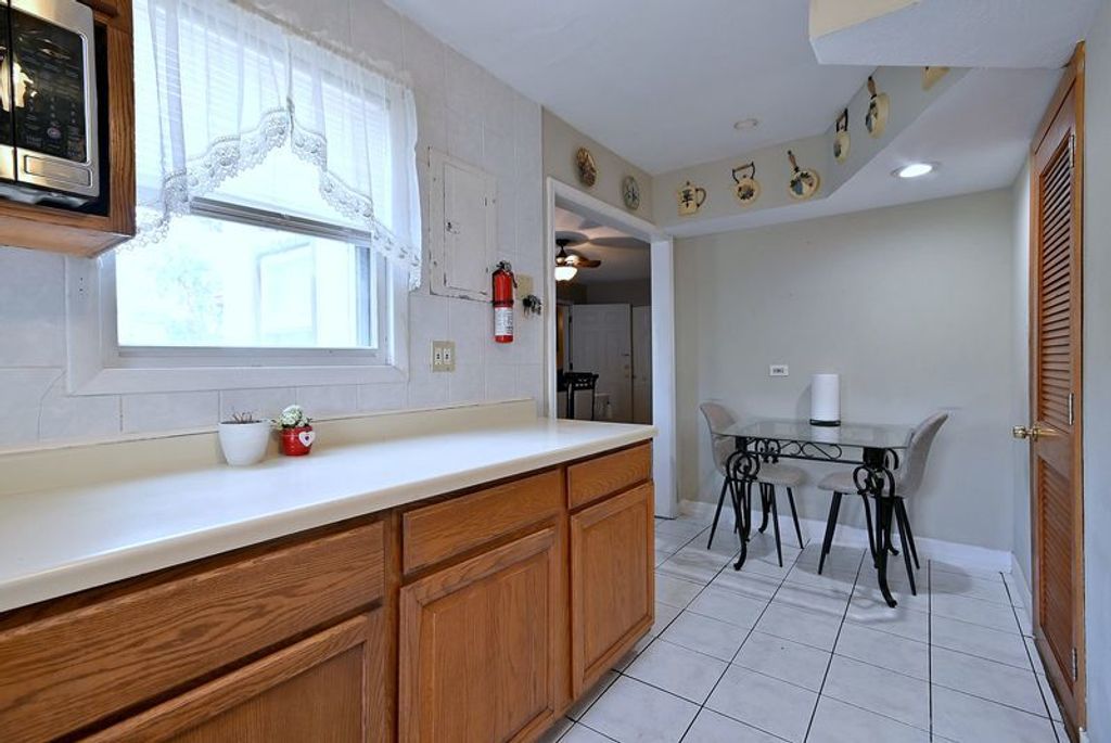 Image 7 of property listing at 236 E Armitage Avenue, Northlake, IL 60164