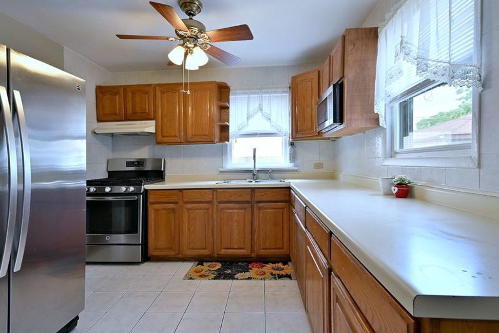Image 9 of property listing at 236 E Armitage Avenue, Northlake, IL 60164