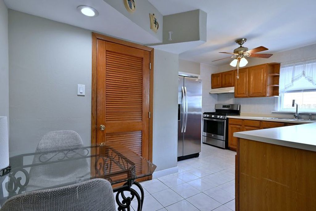 Image 10 of property listing at 236 E Armitage Avenue, Northlake, IL 60164