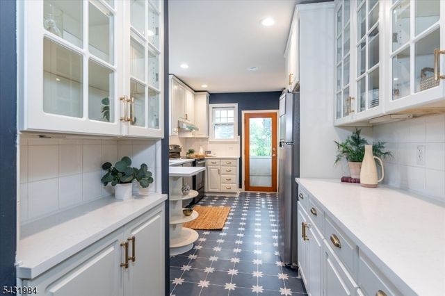 38 Burroughs Way, Maplewood Twp., NJ 07040