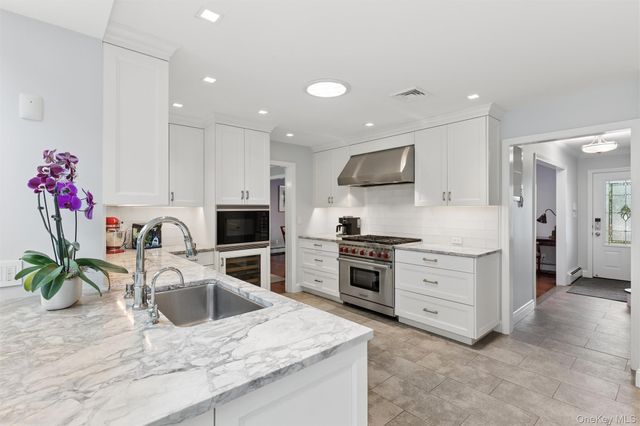 2539 Bradley Court, Merrick, NY 11566