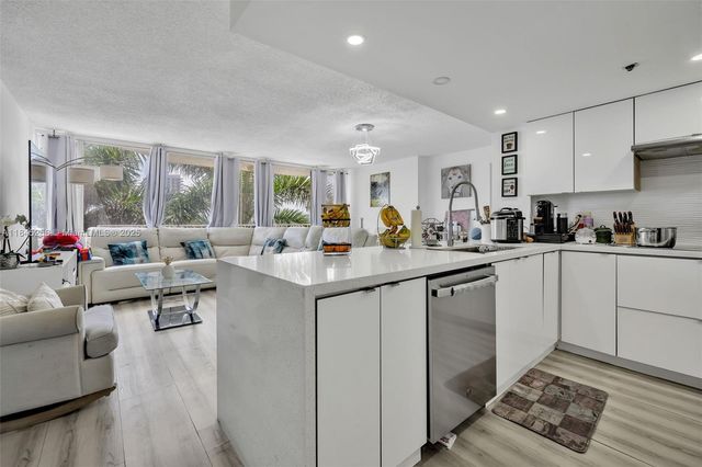 7601 E Treasure Dr 611, North Bay Village, FL 33141