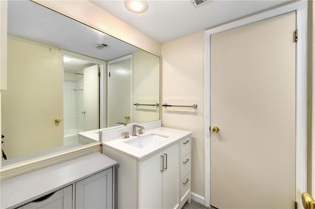 6708 W 109th Street E, Overland Park, KS 66211