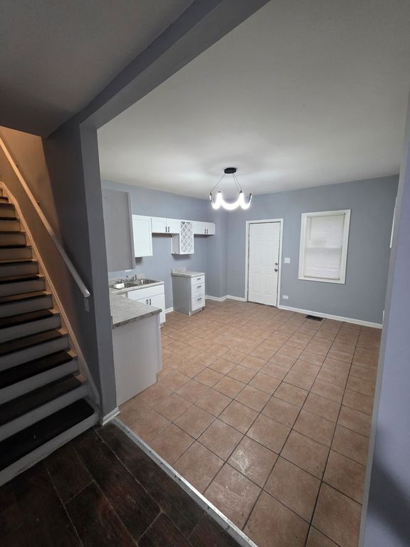 8013 S Marquette Avenue, Chicago, IL 60617 — photo 3