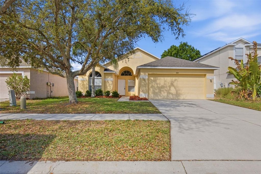 Image 2 of property listing at 1004 CRISTELLE JEAN DRIVE, Ruskin, FL 33570