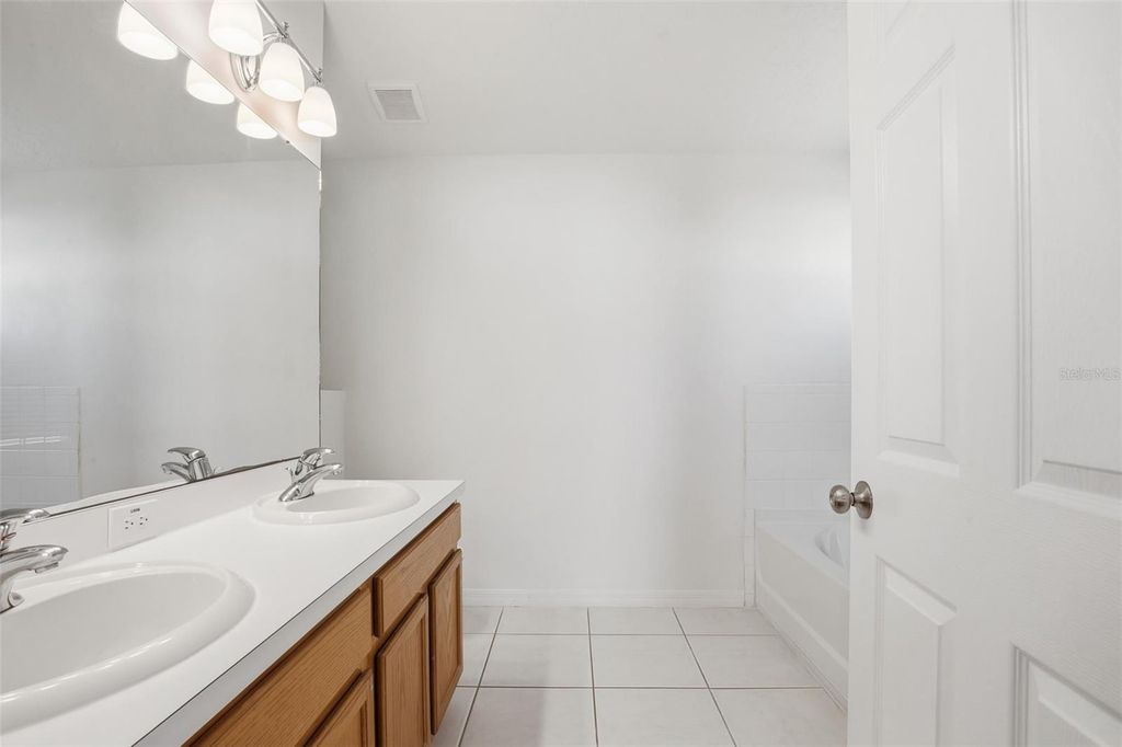 Image 29 of property listing at 1004 CRISTELLE JEAN DRIVE, Ruskin, FL 33570