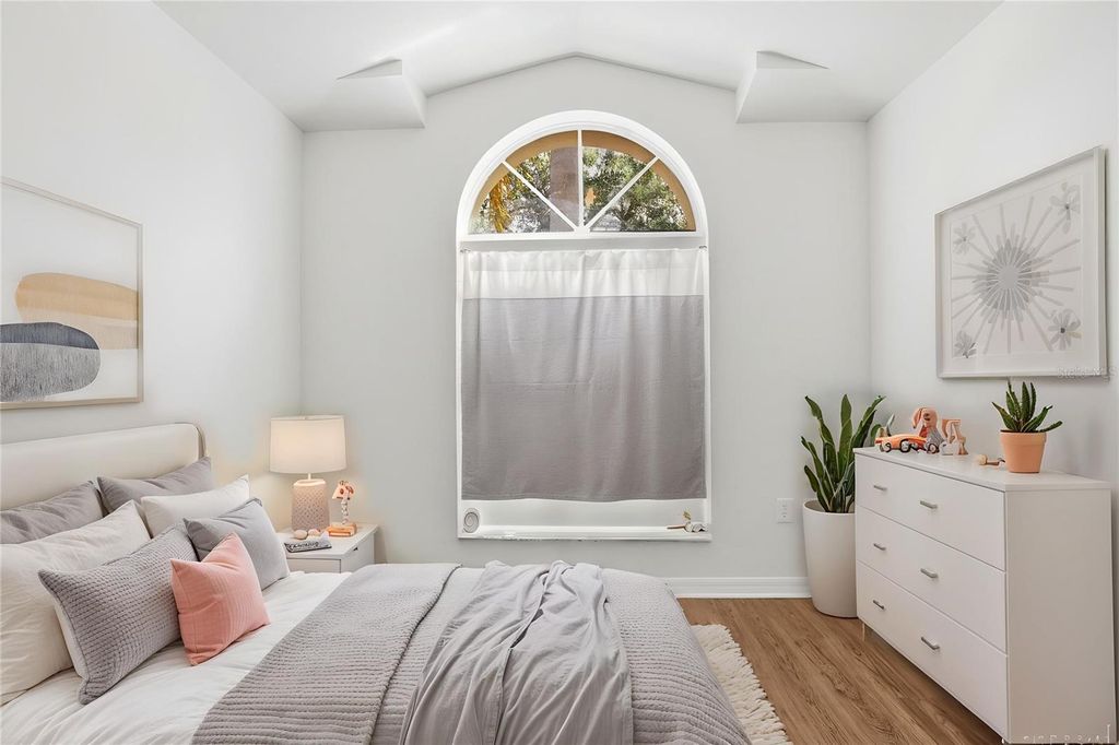 Image 7 of property listing at 1004 CRISTELLE JEAN DRIVE, Ruskin, FL 33570