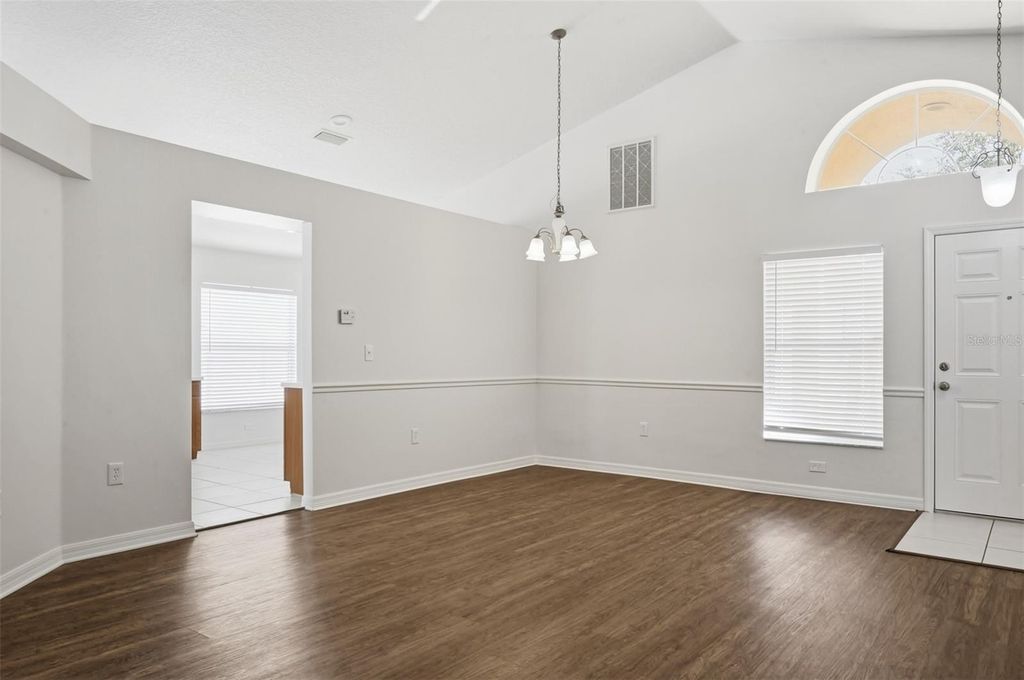 Image 9 of property listing at 1004 CRISTELLE JEAN DRIVE, Ruskin, FL 33570