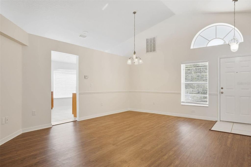 Image 10 of property listing at 1004 CRISTELLE JEAN DRIVE, Ruskin, FL 33570