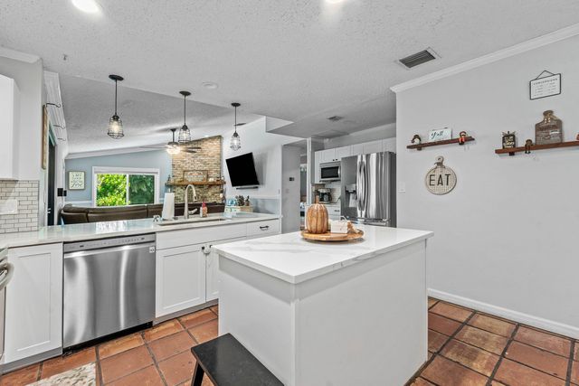 18429 Sycamore Drive W, Loxahatchee, FL 33470